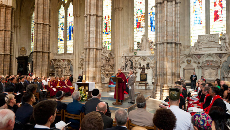 Seine Heiligkeit der Dalai Lama spricht zu einer Gemeinde aus Repräsentanten verschiedener Religionen während eines Gottesdienstes für Gebet und Einkehr in der Westminster Abbey, London, England, am 20. Juni 2012. (Foto: Ian Cumming)