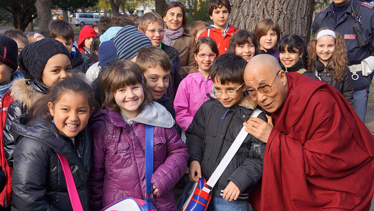 S.H. der Dalai Lama spricht mit einer Gruppe Schulkinder auf seinem Weg zur Provinzbehörde in Bozen, Südtirol, am 10. April 2013. (Foto: Jeremy Russell/OHHDL)