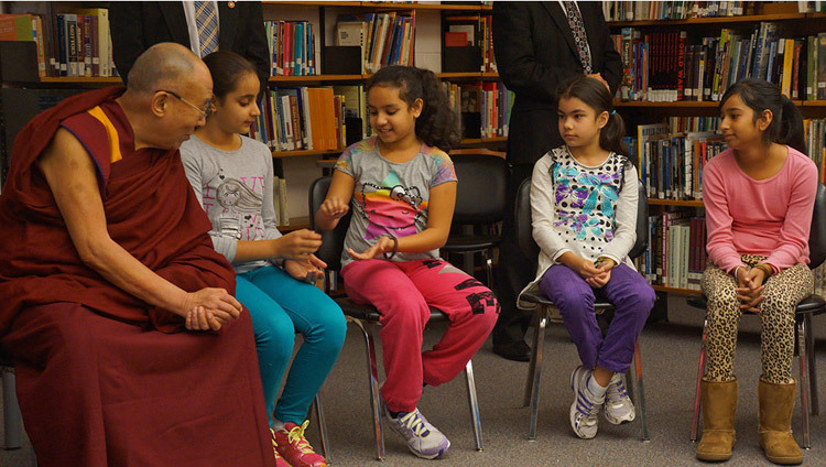 S.H. der Dalai Lama in einem Gespräch über Dankbarkeit mit Studenten der John Oliver School in Vancouver, Kanada, am 21. Oktober 2014. (Foto: Jeremy Russell/OHHDL)