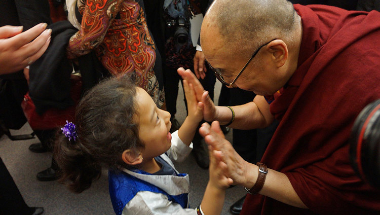 S.H. der Dalai Lama begrüßt ein kleines Mädchen während seines Aufenthalts in Vancouver, BC, Kanada am 22. Oktober 2014. (Foto: Jeremy Russell/OHHDL)