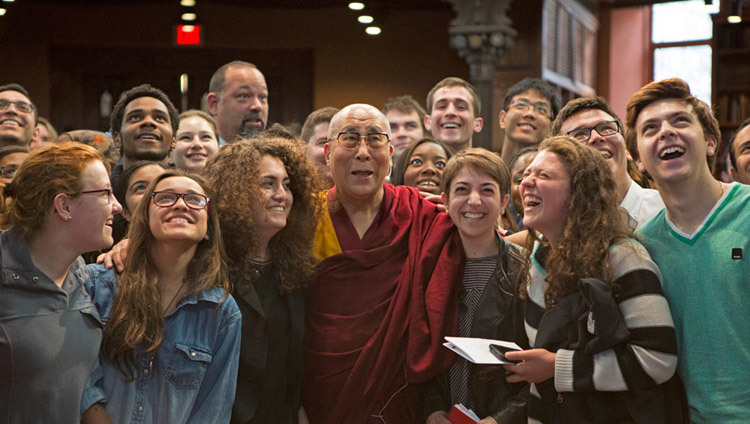 S.H. der Dalai Lama posiert für Fotos nach seiner interaktiven Begegnung mit Studenten in der Chancellor Green Library in Princeton, New Jersey am 28. Oktober 2014. (Foto: Denise Applewhite)