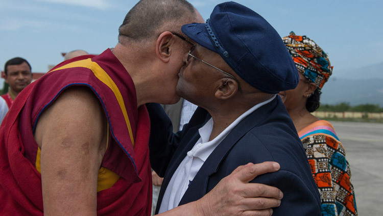 S.H. der Dalai Lama mit seinem alten Freund, dem Erzbischof Desmond Tutu bei dessen Ankunft in Dharamsala, Indien, am 18. April 2015. (Foto: Tenzin Choejor/OHHDL)