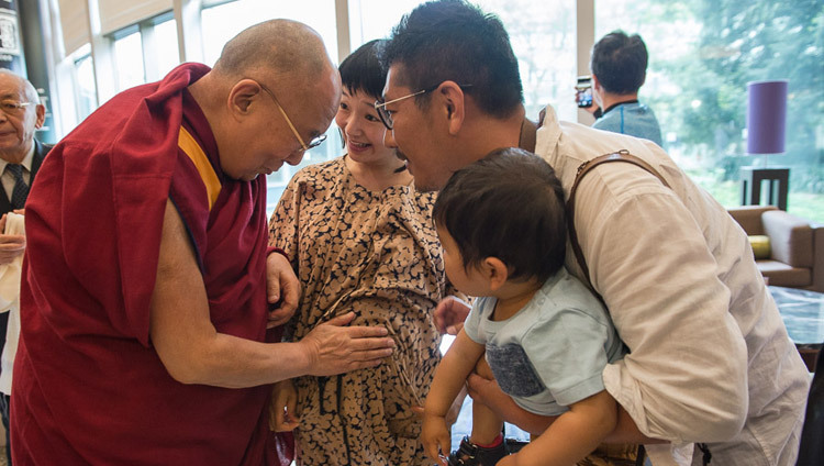 S.H. der Dalai Lama segnet eine Schwangere beim Verlassen seines Hotels in Narita auf dem Weg nach Osaka, Japan, am 9. Mai 2016. (Foto: Tenzin Choejor/OHHDL)