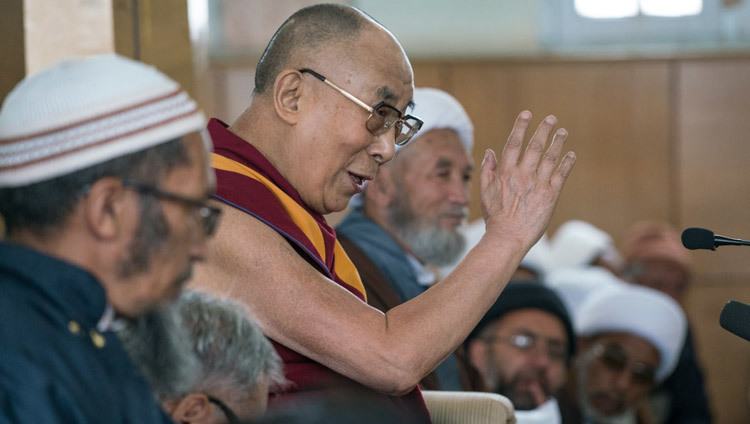 Seine Heiligheit der Dalai Lama bei einer Rede in der Shia-Moschee in Leh, Ladakh, Jammu und Kaschmir, Indien, am 27. Juli 2016. (Foto: Tenzin Choejor/OHHDL)