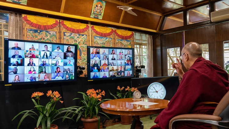 Seine Heiligkeit der Dalai Lama im Online-Gespräch mit jungen Menschen über menschliche Werte aus seiner Residenz in Dharamsala, HP, Indien am 12. April 2021. Foto: Ehrw. Tenzin Jamphel