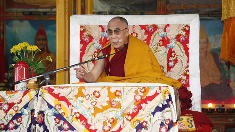 Seine Heiligkeit der Dalai Lama spricht bei einer öffentlichen Unterweisung im tibetischen Haupttempel in Dharamsala, Himachal Pradesh, Indien, am 19. März 2011 über seinen Rückzug aus der Politik. (Foto: Tenzin Choejor/OHHDL)
