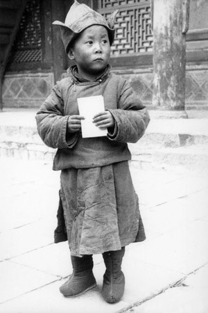 Seine Heiligkeit der Dalai Lama im Alter von vier Jahren vor dem Kloster Kumbum in Amdo, Ost-Tibet.