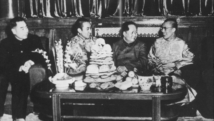 Zhou Enlai, der Panchen Lama, Mao Zedong und Seine Heiligkeit der Dalai Lama in Peking 1956. (Foto mit freundlicher Genehmigung von Tibet Images)