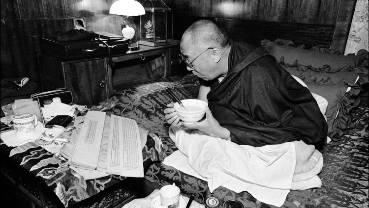 Seine Heiligkeit der Dalai liest beim Frühstück in seiner Residenz in Dharamsala buddhistische Texte. Himachal Pradesh, Indien, 15. August 2004. (Foto: Manuel Bauer)
