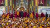 Seine Heiligkeit segnet die Absolventen des Geshe-Lharampa-Studiums