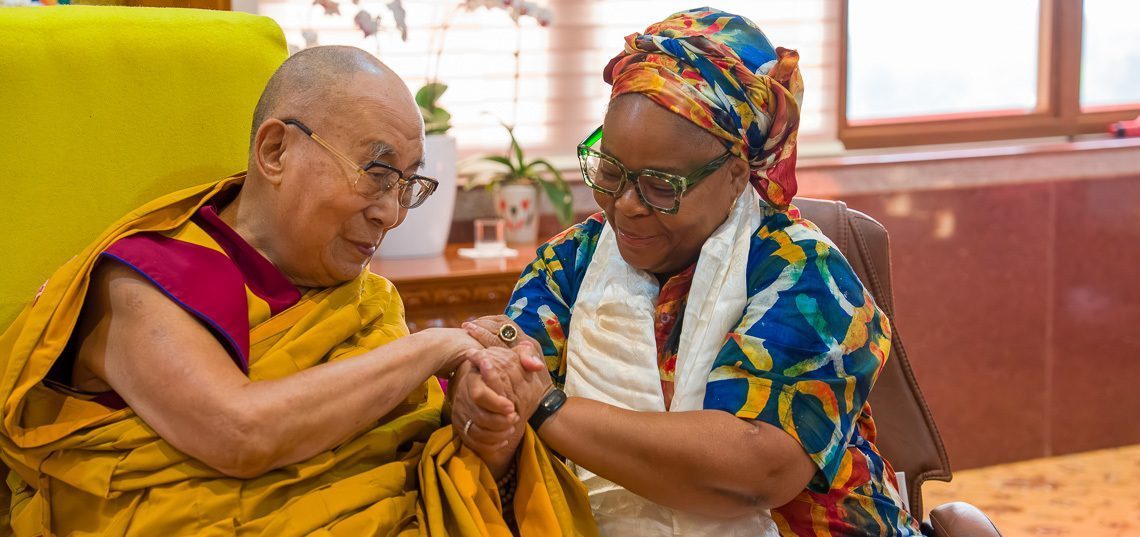 Seine Heiligkeit der Dalai Lama trifft Leymah Gbowee