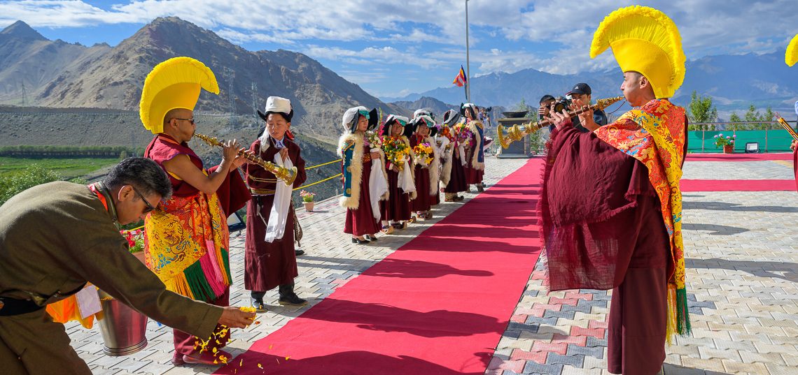 Besuch bei der Buddha-Statue und dem Stupa im Gonpa Village
