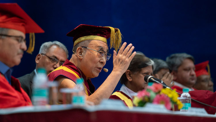 Seine Heiligkeit der Dalai Lama während seiner Rede an der 23. Versammlung des Lal Bahadur Shastri Institute of Management in Neu-Delhi, Indien am 23. April 2018. Foto: Tenzin Choejor