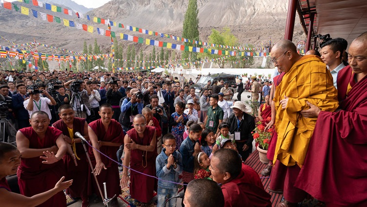 Seine Heiligkeit der Dalai Lama bei der Ankunft auf dem Vorlesungsgelände in Diskit, Nubra-Tal, J&K, Indien am 13. Juli 2018. Foto: Tenzin Choejor