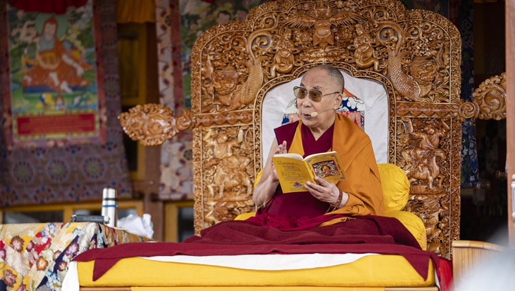 Seine Heiligkeit der Dalai Lama erklärt Textstellen seiner Unterweisung in Padum, Zanskar, J&K, Indien am 22. Juli 2018. Foto: Tenzin Choejor
