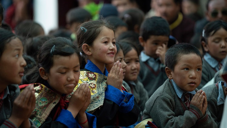Schülerinnen und Schüler rezitieren ‚Lob an Manjushri‘ gemeinsam mit Seiner Heiligkeit dem Dalai Lama in Padum, Zanskar, J&K, Indien am 24. Juli 2018. Foto: Tenzin Choejor