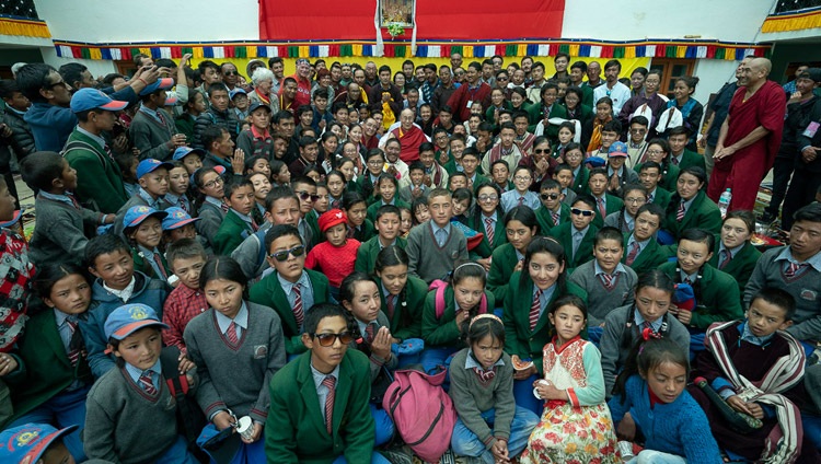 Seine Heiligkeit der Dalai Lama zusammen mit Schülern und Lehrkräfte der Lamdon Public School in Padum, Zanskar, J&K, Indien am 24. Juli 2018. Foto: Tenzin Choejor