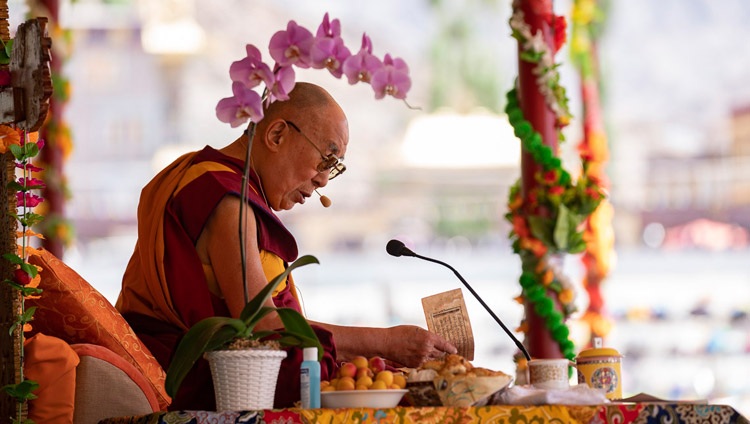 Seine Heiligkeit der Dalai Lama liest aus dem Text von Shantideva ‚Anleitung auf dem Weg zum Erwachen‘ während den Unterweisungen in Leh, Ladakh, J&K, Indien am 30. Juli 2018. Foto: Tenzin Choejor