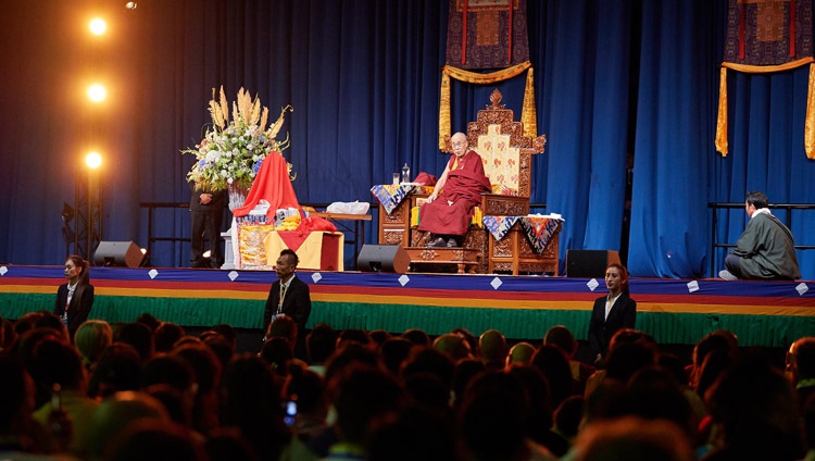 Seine Heiligkeit der Dalai Lama spricht vor mehr als 5‘000 Tibeterinnen und Tibeter aus Holland und den umliegenden Ländern im Ahoy Convention Center in Rotterdam, Niederlande am 16. September 2018. Foto: Olivier Adam