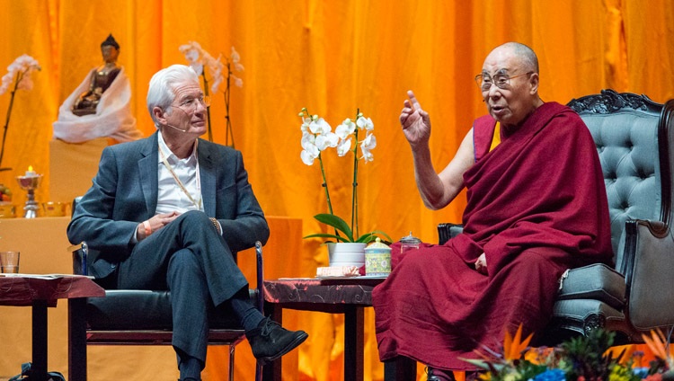 Richard Gere, Vorsitzender der International Campaign for Tibet, im Gespräch mit Seiner Heiligkeit dem Dalai Lama im Ahoy Convention Center in Rotterdam, Niederlande am 16. September 2018. Foto: Jurjen Donkers