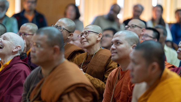 Mitglieder des International Network of Engaged Buddhists verfolgen die Rede Seiner Heiligkeit des Dalai Lama in seiner Residenz in Dharamsala, HP, Indien am 21. Oktober 2019. Foto: Tenzin Choejor