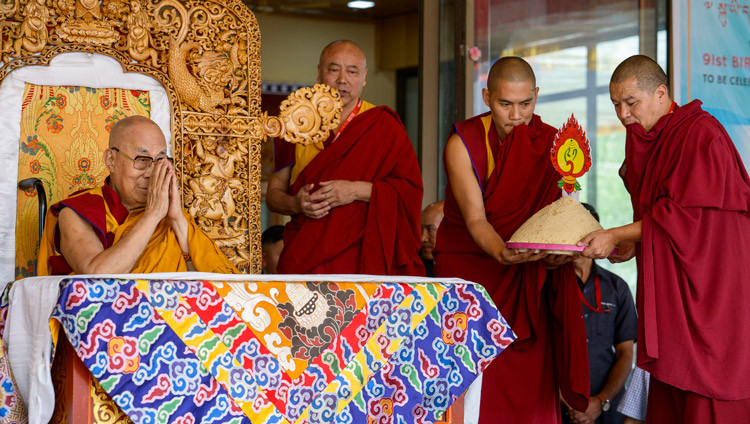 Eine Geburtstagstorte in Form eines rituellen Opferkuchens wird seiner Heiligkeit dem Dalai Lama während der Feierlichkeiten zu seinem 91. Geburtstag überreicht. Leh, Ladakh, Indien, 6. Juli 2026. Foto: Tenzin Choejor