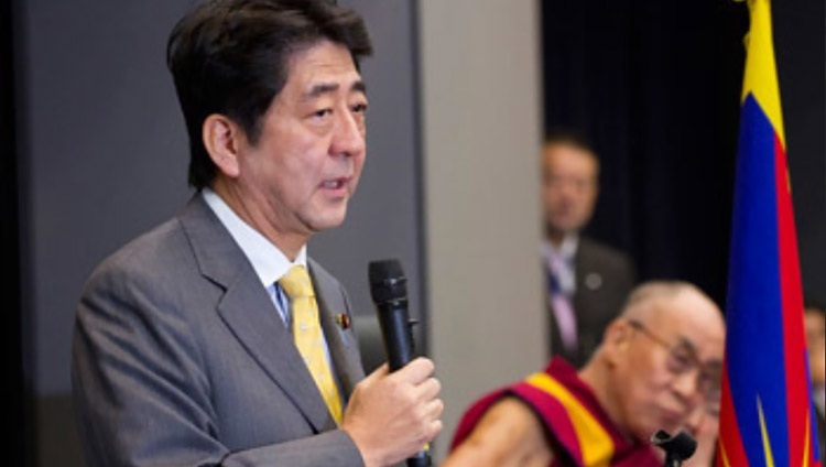 Der ehemalige japanische Premierminister Shinzo Abe begrüßt Seine Heiligkeit den Dalai Lama im japanischen Parlamentsgebäude, um vor einer Versammlung von Parlamentariern in Tokio, Japan, am 13. November 2012 zu sprechen. Foto/Büro von Tibet Japan