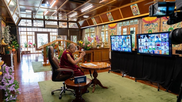 Seine Heiligkeit der Dalai Lama spricht über Mitgefühl im Gesundheitswesen aus seiner Residenz in Dharamsala, HP, Indien am 7. Juli 2021.