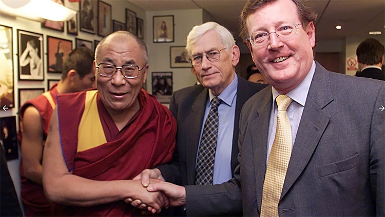  Seine Heiligkeit der Dalai Lama begrüßt den damaligen Ersten Minister Nordirlands David Trimble und den stellvertretenden Ersten Minister Seamus Mallon in Belfast im Jahr 2000.