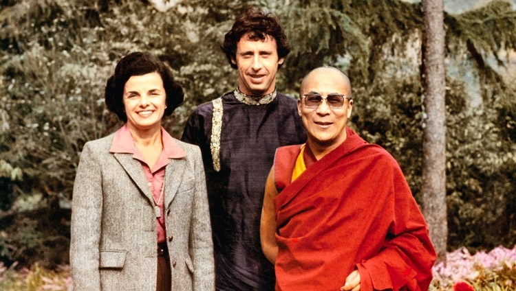 Seine Heiligkeit der Dalai Lama mit Senatorin Dianne Feinstein und ihrem Ehemann Richard Blum in Dharamsala, HP, Indien, 1978.