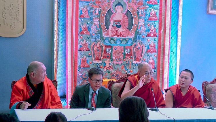 Der neu gewählte Khamba Lama von Gaden Thekchogling, dem wichtigsten buddhistischen Kloster in der Mongolei, Geshé Jetsun Dorji (ganz rechts), der scheidende Khamba Lama, Gabju Demberel Choijamts (ganz links), und Seine Heiligkeit der Dalai Lama bei einem Treffen mit Medienvertretern in Ulannbaatar, Mongolei am 23. November 2016. Foto: Tenzin Taklha