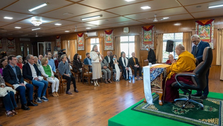 Sofia Stril-Rever bei ihrer Eröffnungsrede während des Treffens mit Seiner Heiligkeit dem Dalai Lama und einer Gruppe europäischer Friedensaktivisten in seiner Residenz in Dharamsala, HP, Indien am 8. November 2023. Foto: Tenzin Choejor