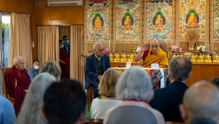 Seine Heiligkeit der Dalai Lama spricht zu den Zuhörern während seines Treffens mit einer Gruppe europäischer Friedensaktivisten in seiner Residenz in Dharamsala, HP, Indien am 8. November 2023. Foto: Tenzin Choejor