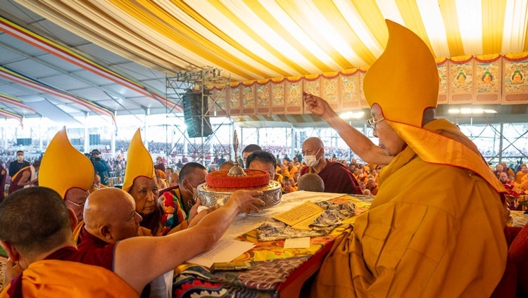 Ganden Tri Rinpoché überreicht rituelle Opfergaben während des Langlebensgebets für Seine Heiligkeit den Dalai Lama auf dem Kalachakra-Gelände in Bodhgaya, Bihar, Indien am 1. Januar 2024. Foto von Tenzin Choejor