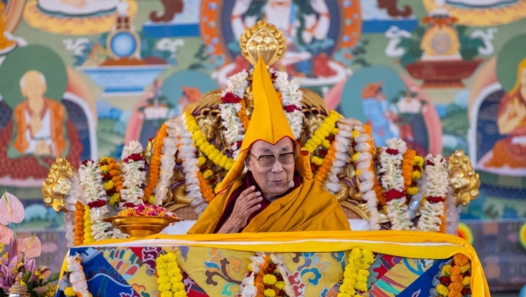 Seine Heiligkeit der Dalai Lama spricht zur Menge während der Langlebenszeremonie auf dem Kalachakra-Gelände in Bodhgaya, Bihar, Indien am 1. Januar 2024. Foto: Ven Zamling Norbu