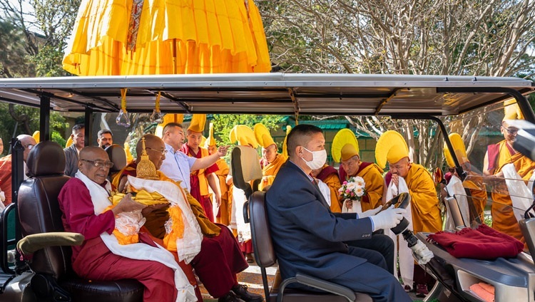 Seine Heiligkeit der Dalai Lama und der Ehrwürdige Dr. Waskaduwe Mahindawansa Maha Nayaka Thero fahren am 4. April 2024 mit einem Golfwagen zum Versammlungsraum in seiner Residenz in Dharamsala, HP, Indien. Foto von Tenzin Choejor