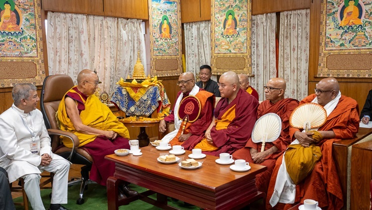 Seine Heiligkeit der Dalai Lama trifft sich am 4. April 2024 in seiner Residenz in Dharamsala, Indien, mit der Delegation, die gekommen ist, um die Buddha-Reliquie darzubringen. Foto von Tenzin Choejor