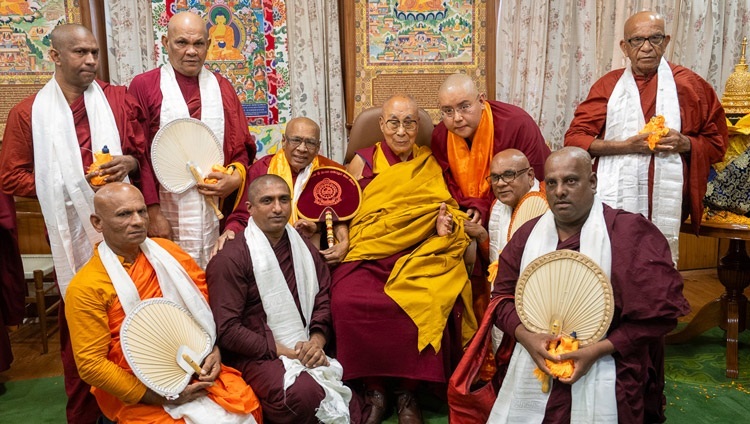 Angehörige der Delegation, die eine Buddha-Reliquie angeboten hat, posieren für ein Foto mit Seiner Heiligkeit dem Dalai Lama in seiner Residenz in Dharamsala, HP, Indien am 4. April 2024. Foto von Tenzin Choejor
