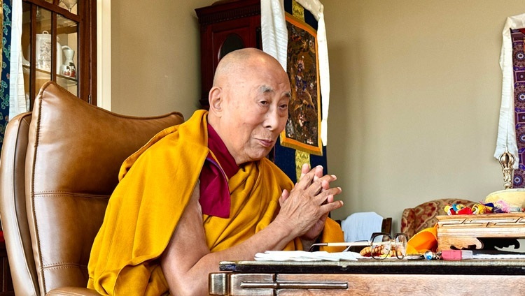 Seine Heiligkeit der Dalai Lama nimmt am 5. August 2024 an der monatlichen Opferzeremonie für die Dharma-Beschützerin Palden Lhamo am ersten Tag eines jeden Mondmonats in Upstate New York, USA, teil.