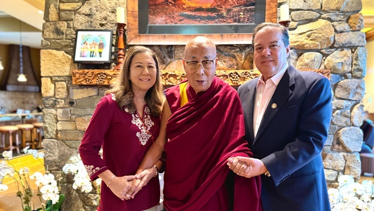 Carol und Sam Nappi mit Seiner Heiligkeit dem Dalai Lama in Upstate New York am 20. August 2024. Foto von Ven Tenzin Jamphel