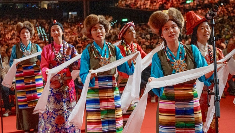 Eine Gruppe von tibetischen Sängern und Tänzern singt zu Ehren Seiner Heiligkeit des Dalai Lama zu Beginn des Langlebensgebets im Hallenstadion in Zürich, Schweiz, am 25. August 2024. Foto von Manuel Bauer