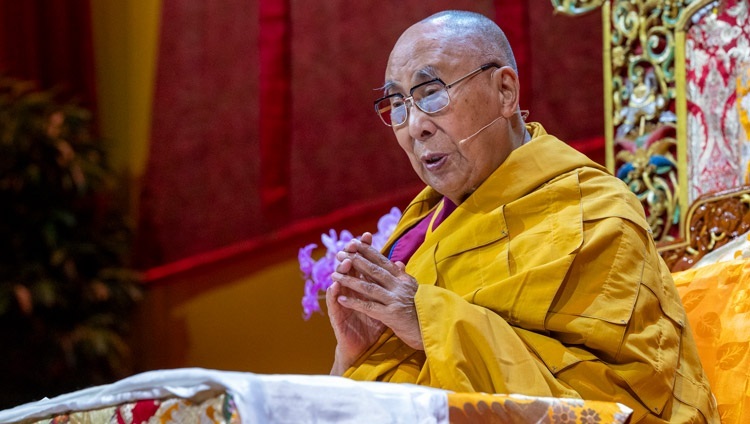 Seine Heiligkeit der Dalai Lama spricht zur Versammlung im Hallenstadion in Zürich, Schweiz, am 25. August 2024. Foto von Manuel Bauer