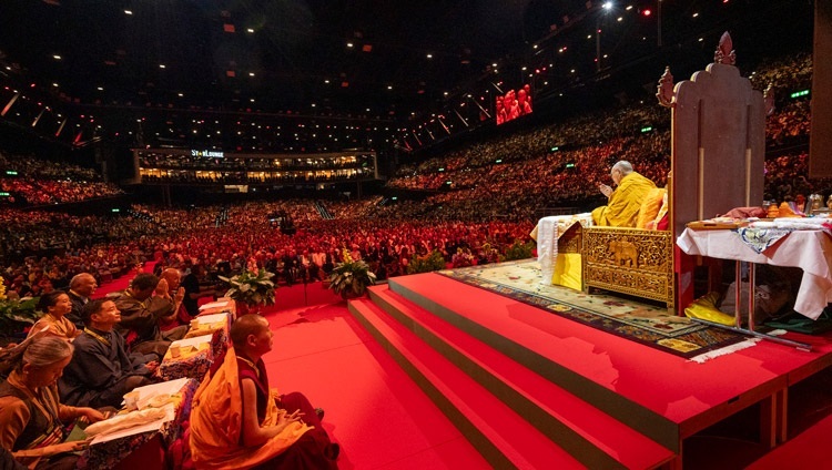 Ein Blick von der Bühne des Hallenstadions in Zürich, Schweiz, als Seine Heiligkeit der Dalai Lama während der Langlebensgebete der tibetischen Gemeinschaft in der Schweiz und Liechtenstein am 25. August 2024 vor 15.000 Menschen spricht. Foto von Manuel Bauer