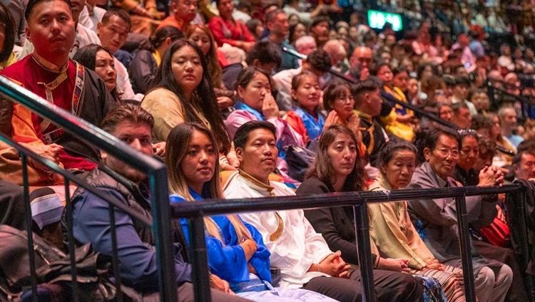 Mitglieder der tibetischen Gemeinschaft verfolgen die Ansprache Seiner Heiligkeit des Dalai Lama im Hallenstadion in Zürich, Schweiz, am 25. August 2024. Foto von Manuel Bauer