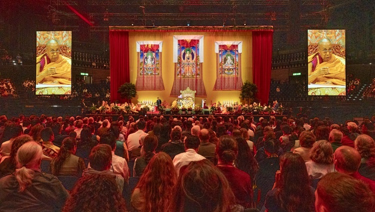 Ein Blick auf die Bühne des Hallenstadions in Zürich, Schweiz, während der Langlebensgebete für Seine Heiligkeit den Dalai Lama durch die tibetische Gemeinschaft in der Schweiz und Liechtenstein am 25. August 2024. Foto von Manuel Bauer