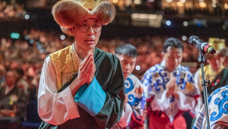 Junge tibetische Künstler singen glückverheißende Zeilen zum Abschluss des Langlebensgebetes für Seine Heiligkeit den Dalai Lama im Hallenstadion in Zürich, Schweiz, am 25. August 2024. Foto von Manuel Bauer