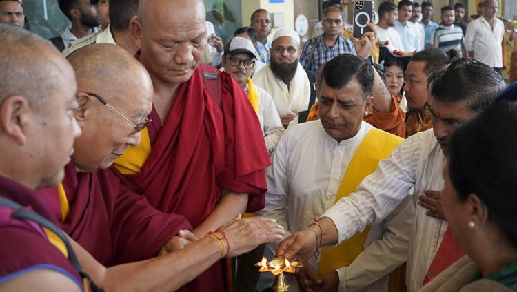 Örtliche Hindu-Führer empfangen Seine Heiligkeit den Dalai Lama mit einer zeremoniellen Lampe auf dem Kangra-Flughafen in Gaggal, Indien, am 28. August 2024. Foto: Tenzin Phende / CTA