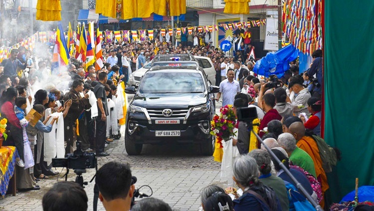 Members of the Tibetan and local communities lining the road to welcome His Holiness the Dalai Lama on his arrival at the Main Tibetan Temple complex in Dharamsla, HP, India on August 28, 2024. Photo /by Ngawang Tsepak / CTA