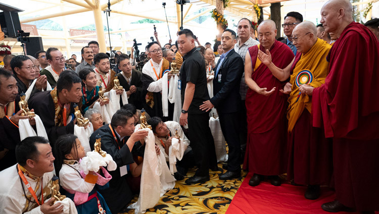 Seine Heiligkeit der Dalai Lama begrüßt die Anwesenden bei seiner Ankunft zu den Feierlichkeiten anlässlich seines 90. Geburtstags nach dem tibetischen Mondkalender im Hof des tibetischen Haupttempels. Dharamsala, HP, Indien, 30. Juni 2025. Foto: Ehrw. Zamling Norbu.