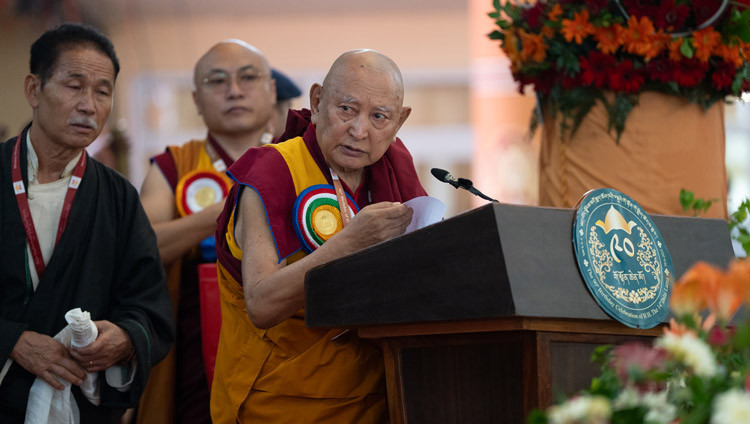Kirti Rinpoché liest eine Würdigung zu Ehren Seiner Heiligkeit des Dalai Lama während der Feierlichkeiten anlässlich seines 90. Geburtstags nach dem tibetischen Mondkalender im Hof des tibetischen Haupttempels. Dharamsala, HP, Indien, 30. Juni 2025. Foto: Tenzin Choejor.